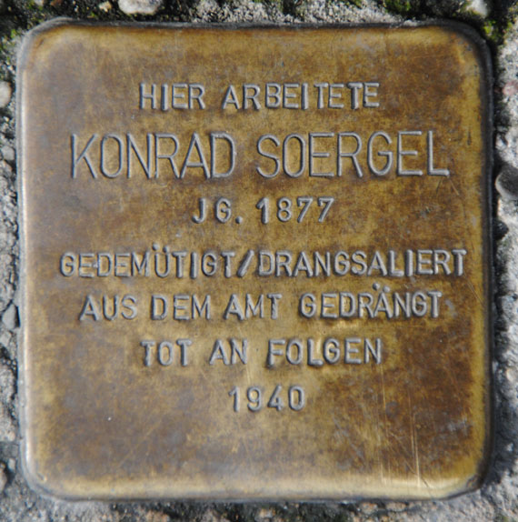 Stolperstein für Konrad Soergel, Markt 2-3 (Sparkasse)