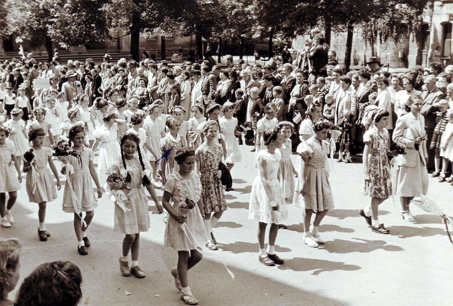 Kinder der 4. Klasse mit Fräulein Geisthardt am Albertsplatz (1955)