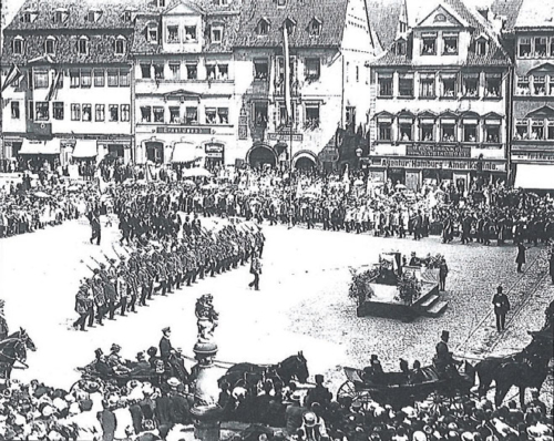 Foto der Schützengesellschaft auf dem Marktplatz