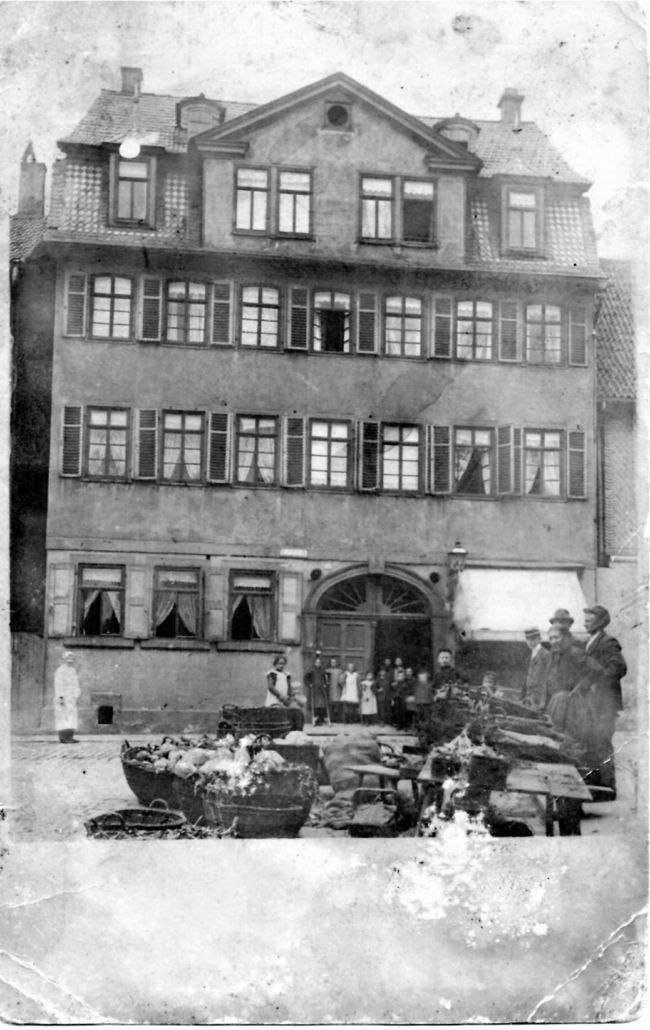 Haus Oberer Bürglaß 20 um 1898 mit Gemüsemarkt