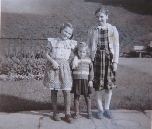 Helga Borczyk mit ihren beiden größeren Schwestern