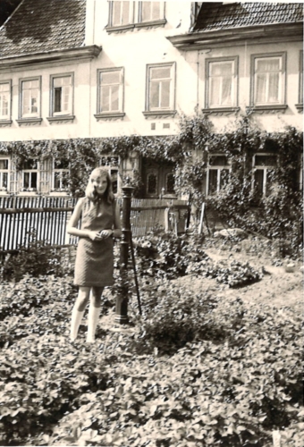 Sybille Flohrschütz im Hausgarten 1960er