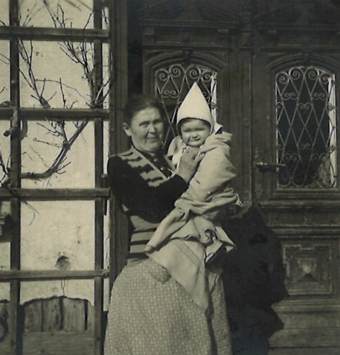 Sybille Flohrschütz mit Oma 1955